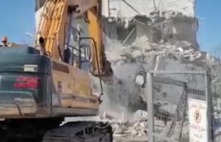 جرافات جيش الاحتلال تهدم منزل في "العيسوية" بالقدس- فيديو