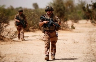 هجوم على معسكر فرنسي في مالي يقتل جندياً ويصيب (9) آخرين