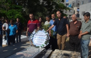 غزة: "الديمقراطية" تضع أكاليل الزهور على "أضرحة الشهداء" تخليداً لذكراهم وإرثهم النضالي