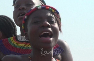 بالفيديو: قبيلة الزولو في جنوب إفريقيا تحتفل بعذرية الشابات في مهرجان رقص القصب السنوي