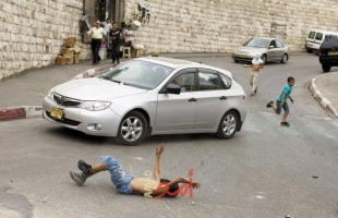 مستوطن يحاول دهس شبان بحي الشيخ جراح في القدس المحتلة