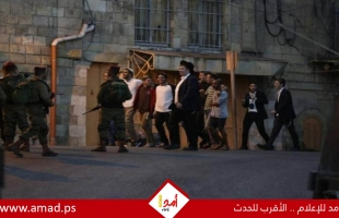 القدس: مستوطنون إرهابيونيؤدون رقصات استفزازية عند "بابي الملك فيصل والغوانمة"