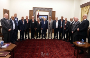 الرئيس عباس يقلد عدداً من القادة والمناضلين المحافظين لمناسبة تقاعدهم