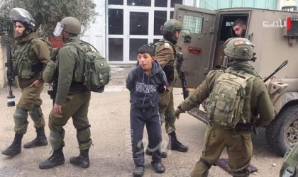 قوات الاحتلال تحتجز طفلين عقب اندلاع مواجهات في قرية المغير