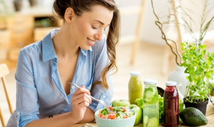 5 عادات ضارة تضعف عملية الهضم بعد تناول الوجبات