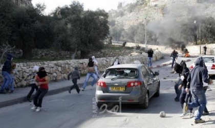 إعلام عبري: تضرر حافلة للمستوطنين رشقاً بالحجارة شمال الخليل