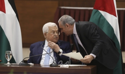 بعد تصريحاته السياسيه الأخيرة.. قناة عبرية: عباس "الزم حدودك اشتية"
