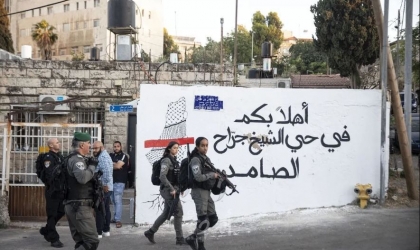 القدس: شرطة الاحتلال تعتدي على سكان "الشيخ جراح" بمساعدة فرق المستوطنين الإرهابية- فيديو