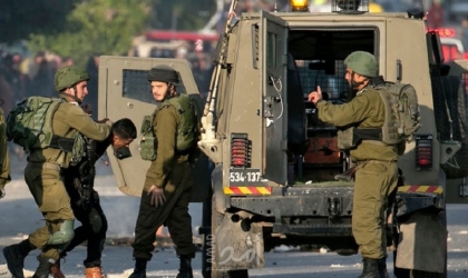 قوات الاحتلال تعتقل شاب على حاجز عسكري شمال شرق القدس