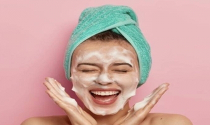 فوائد وأضرار غسل الوجه بالصابون