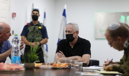 غانتس يحذر حماس بعد إطلاق قذيفة مساء الاثنين