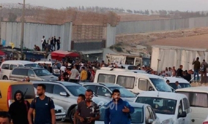 آلاف العمال يحتجون أمام حواجز جيش الاحتلال رفضًا لتحويل رواتبهم عبر البنوك