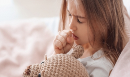 6 طرق طبيعية لعلاج كحة طفلك