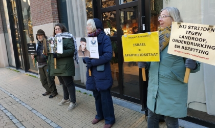 ناشطون هولنديون ينظمون وقفة للتنديد بجرائم الاحتلال الاسرائيلي و مناصرة للقضية الفلسطينية