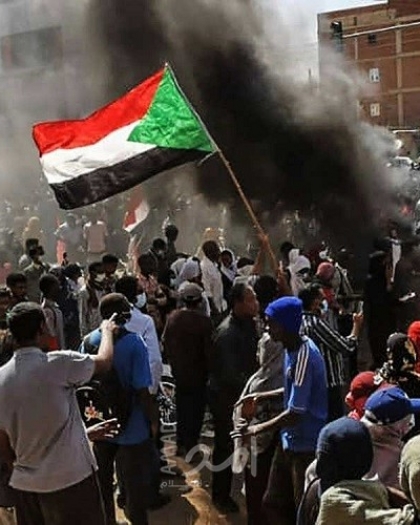 إطلاق الغاز المسيل للدموع على آلاف المتظاهرين المناهضين للحكم في السودان