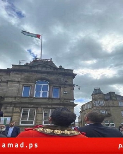 رفع العلم الفلسطيني على مقر بلدية بيندل البريطانية