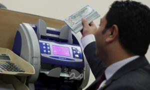 الدولار يسجل أعلى مستوياته في 17 شهراً أمام اليورو 