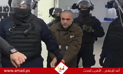 د.حسام أبو صفية: السجانون يواصلون الاعتداء عليّ في مناطق حساسة